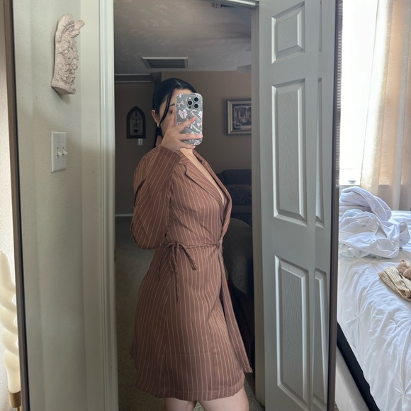 Tan and brown striped blazer dress with long sleeves #stripeddress #suit - Picture 4 of 4